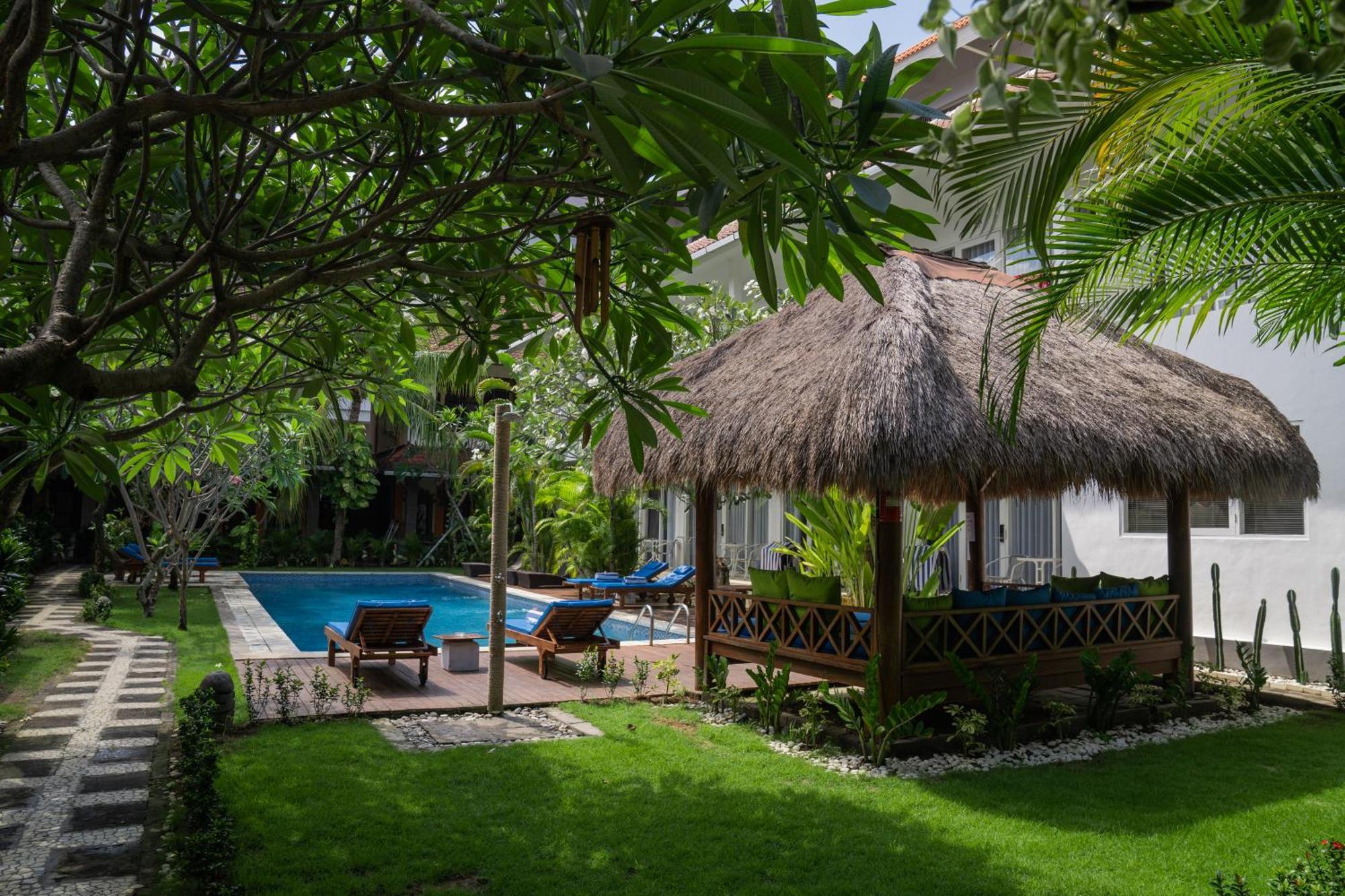 Easy Surf Camp Hotel Kuta  Exterior photo