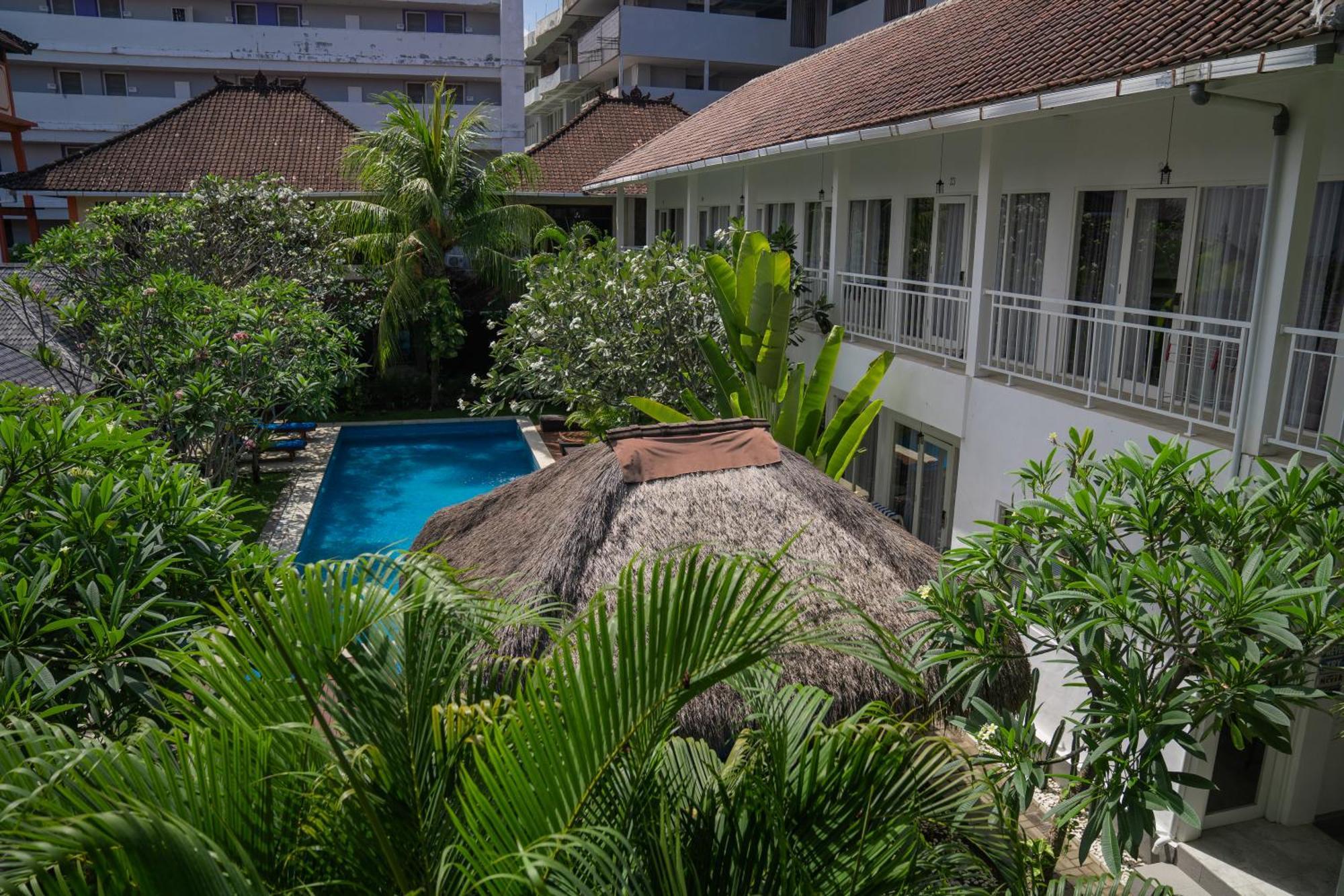 Easy Surf Camp Hotel Kuta  Exterior photo